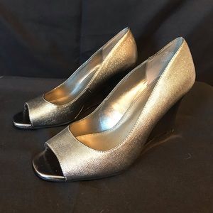 Bandolino Jamila Silver Peep Toe Wedge SZ 8m